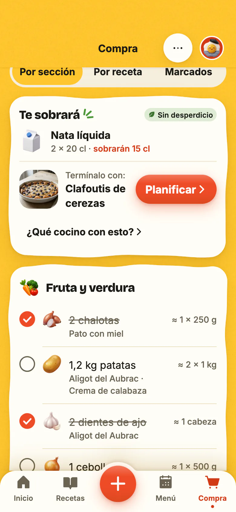 La lista de la compra de Yumclip, ordenada por secciones: productos marcados uno a uno, luego «Te sobrará» y la receta que aprovecha lo que queda.