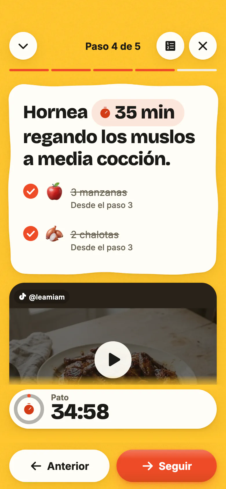 El modo cocina de Yumclip, de noche: un paso escrito en grande, sus ingredientes y el temporizador que arranca.